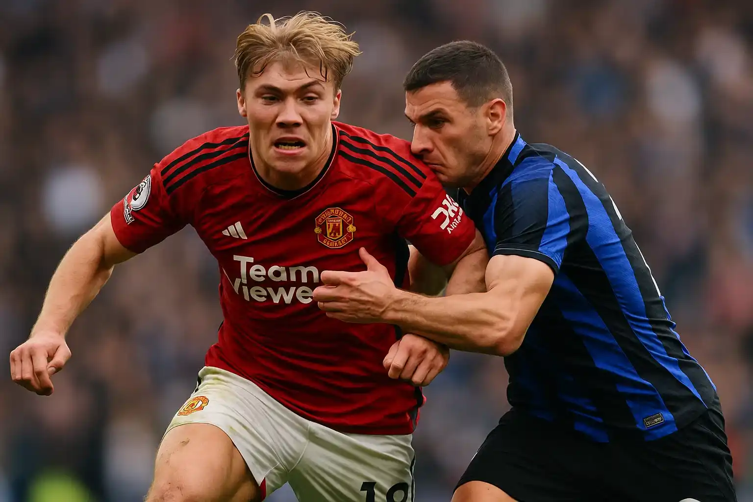 Hojlund tranh chấp quyết liệt với hậu vệ đối phương